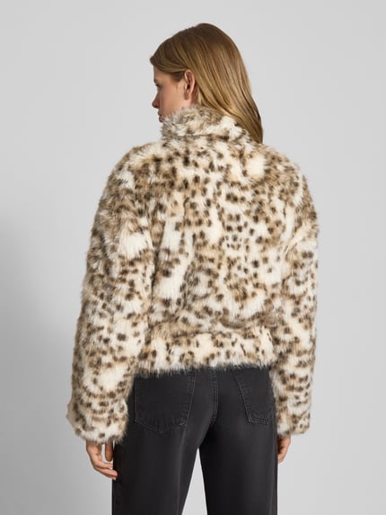 Frauenmodel trägt Regular Fit Webpelzjacke in Leoparden Optik Modell 'JANIS' von Only mit mehrfarbigem Animal Print und Stehkragen, Ganzkörperansicht Rückansicht.