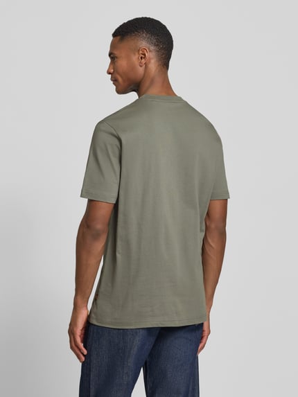 Męskimodel nosi Regular Fit T-Shirt aus reiner Baumwolle Modell 'TE_CREATURE' von BOSS Orange, jednokolorowy, z nadrukiem z motywem, okrągły dekolt, krótki rękaw, dżersej, bawełna; całopostaciowy widok z tyłu.