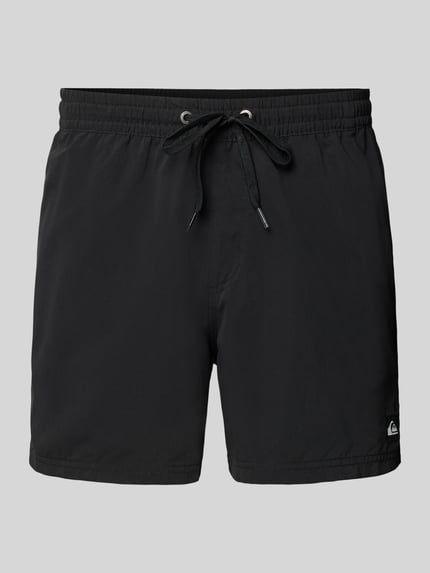 Produktfoto, czarne spodenki kąpielowe z naszywką z logo, krój regular fit, model 'Everyday' od Quiksilver, elastyczny pas z tunelem