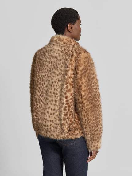 Männermodel trägt Jacke aus Kunstfell im Allover-Look von Rich & Royal, krój regular fit, listwa guzikowa, wpuszczane kieszenie, Długość tyłu w rozmiarze 36: 59 cm, Szerokość ramion w rozmiarze 36: 46 cm, Szerokość klatki piersiowej w rozmiarze 36: 51 cm, Długość rękawów w rozmiarze 36: 64 cm, beżowe i brązowe odcienie, tekstura sztucznego futra, wzór na całej powierzchni, Ganzkörperansicht Rückansicht
