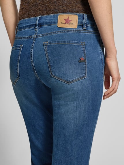 Frauenmodel trägt Cropped Jeans mit Eingrifftaschen von Buena Vista in Blau, Baumwoll-Mix mit Stretch, Slim Fit, Detailaufnahme Rückansicht.