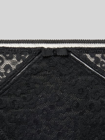 Produktfoto, schwarzer String aus Spitze mit elastischem Bund von LASCANA, feine Spitzenstruktur, Material-Mix mit Stretch-Anteil