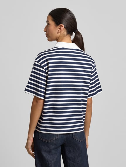 Frauenmodel trägt T-Shirt mit Polokragen von Rich & Royal in Dunkelblau-Weiß gestreift, reine Baumwolle, Rückenansicht, Ganzkörperansicht Rückansicht.