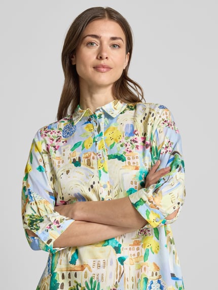 Frauenmodel trägt Knielanges Hemdblusenkleid mit kurzer Knopfleiste von Milano Italy aus reiner Baumwolle, bunt gemustert, Loose Fit, 3/4-Arm, Nahaufnahme Oberkörper.