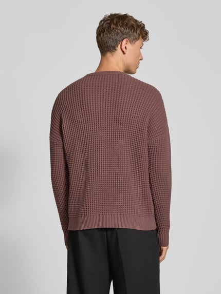 Männermodel trägt Regular Fit Strickpullover mit Strukturmuster Modell 'NEELIO' von DRYKORN, Baumwoll-Mix, Ganzkörperansicht Rückansicht.