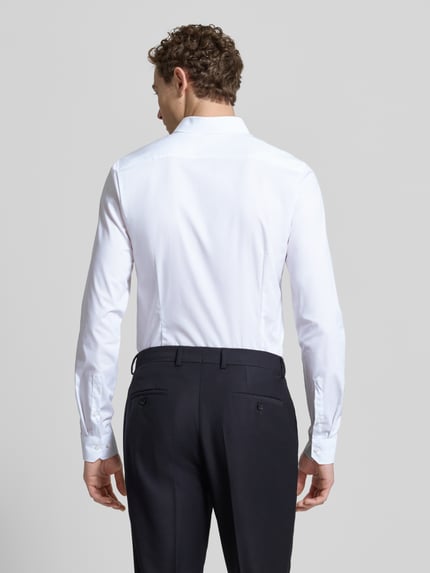 Männermodel trägt weißes Super Slim Fit Businesshemd mit extra langem Arm Modell 'URBAN KENT' von OLYMP No. Six, Rückenansicht. Baumwoll-Mix mit Stretch-Anteil, Kentkragen, Knopfleiste, Rückenlänge 83 cm, Schulterbreite 44 cm, Ärmellänge 71 cm.