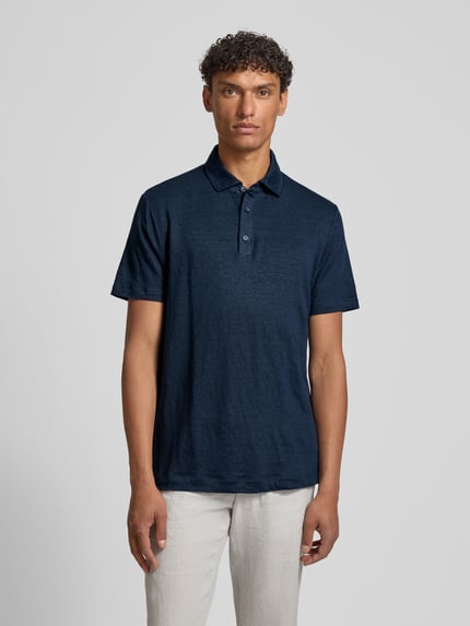 Männermodel trägt Slim Fit Poloshirt aus Leinen-Elasthan-Mix von OLYMP Level Five in donkerblauw met knoopsluiting, halve mouw, maat M ruglengte 70 cm, Ganzkörperansicht von vorne.