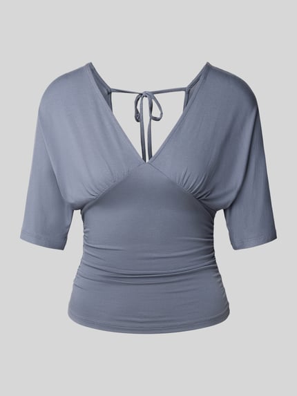 Produktfoto, Bluse aus Viskose-Mix mit V-Ausschnitt von Gina Tricot in Blau, taillierte Passform, Halbarm, weiche Textur, elastisch