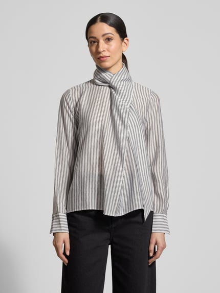 Vrouwenmodel draagt Regular Fit Strikblouse met streepmotief van Jake*s Collection, lyocellmix, opstaande kraag, voorkant bovenlichaam.