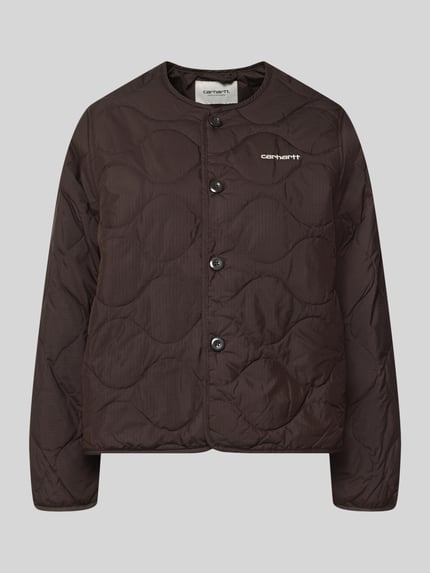 Produktfoto, dunkelbraune Steppjacke mit Logo-Stitching Modell 'Skye' von Carhartt Work In Progress, gerader Schnitt, leichte Struktur