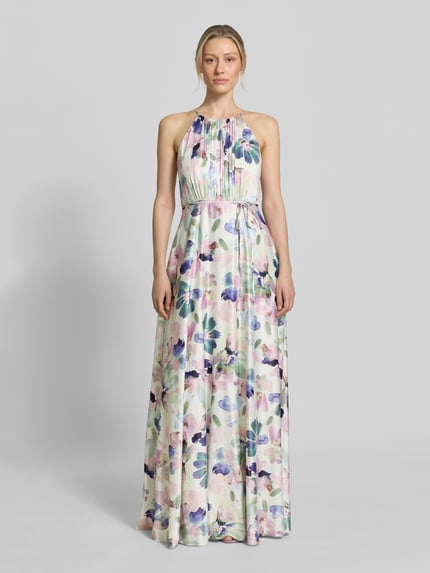 Vrouwenmodel draagt Maxikleid aus Satin mit Bindegürtel van Jake*s Cocktail met all-over look, plissévouwen, strikceintuur, pastelkleuren, a-lijn, satijn, ruglengte maat 36 152 cm, borstwijdte maat 36 35 cm, Ganzkörperansicht van voren.