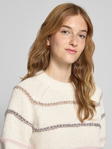 PIECES Sweter z dzianiny o kroju regular fit z raglanowymi rękawami model ‘NELIA’ Złamany biały 3