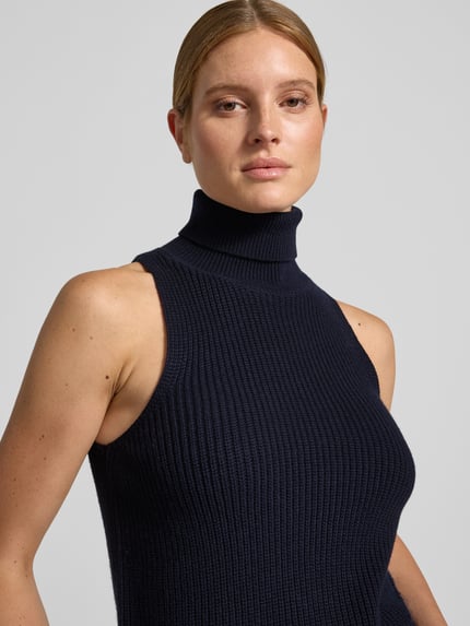 Vrouwenmodel draagt donkerblauwe spencer van Style Icon Collection, puur katoen, getailleerde pasvorm, col, riblook, nahaufnahme bovenlichaam.