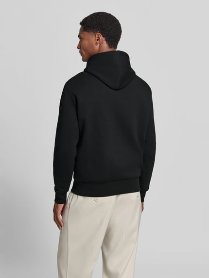 Männermodel trägt Regular Fit Hoodie aus Baumwoll-Mix von Polo Ralph Lauren in Schwarz mit glatter Textur, Ganzkörperansicht Rückansicht.