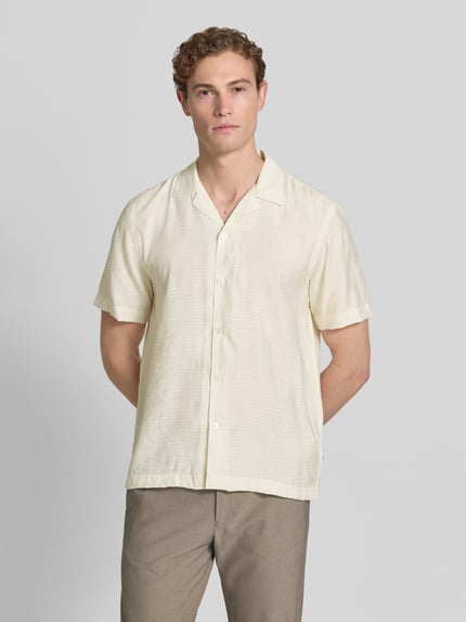 Männermodel trägt Modern Fit Freizeithemd mit Strukturmuster von Lindbergh, Viskose-Mix, Reverskragen, Knopfleiste, Ganzkörperansicht von vorne.