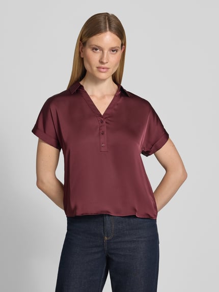 Frauenmodel trägt Regular Fit Bluse mit V-Ausschnitt Modell 'ENNA RAVENNA' von Vila aus Satin mit Knopfleiste, Ganzkörperansicht von vorne. Damen Bluse, Rückenlänge bei Größe 36: 59 cm.