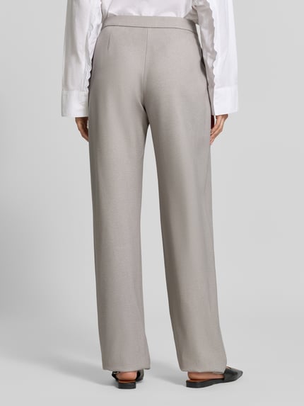 Frauenmodel trägt Straight Fit Hose mit Viskose-Anteil von Emporio Armani in Hellgrau, glatte Struktur, Ganzkörperansicht Rückansicht, Damen Hose.