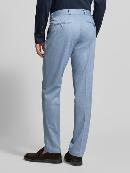 Männermodel trägt Straight Fit Stoffhose mit Bundfalten Modell 'Sparta' von Zuitable aus Material-Mix mit Baumwoll-Anteil, hellblau, Gesäßtaschen, Knopf- und Reißverschluss, Bundweite 47 cm, Innenbeinlänge 80 cm, Ganzkörperansicht Rückansicht.