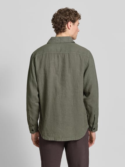 Männermodel trägt Relaxed Fit Freizeithemd aus reinem Leinen Modell 'LOCKY' von BOSS Orange in Optik: Unifarben, Materialverarbeitung: Flammgarn, Kentkragen, durchgehende Knopfleiste, Label-Patch, Langarm, Manschette, Brusttaschen, Ganzkörperansicht Rückansicht.