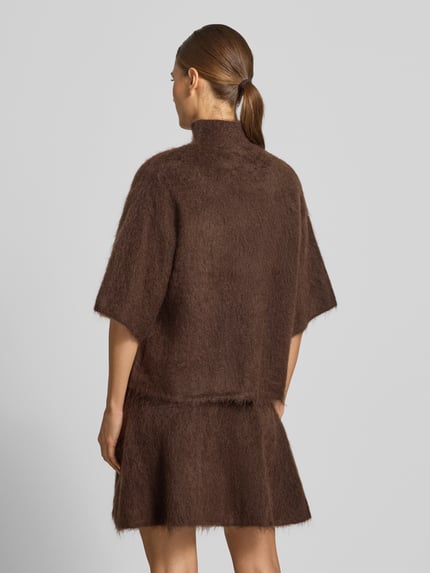 Frauenmodel trägt Strickpullover mit Stehkragen Modell 'TILDE' von YAS, braun, lockere Passform, halbe Ärmel, Rückenansicht, Damenmode, Material-Mix mit Mohair-Anteil, Ganzkörperansicht Rückansicht
