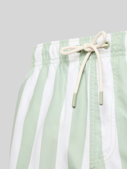 Produktfoto, Badehose mit Gesäßtasche und elastischem Bund von Shiwi in Mintgrün-Weiß mit Tunnelzug und Allover-Streifen, glatte Textur.