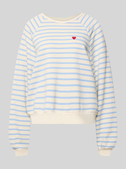 Produktfoto, Oversized Sweatshirt aus Baumwoll-Mix Modell 'GRETA' von Pieces, biało-niebieskie paski, czerwone serduszko, label stitching, długi rękaw, ściągacze, damska webowa tkanina, unikatowy two tone, dekolt okrągły.