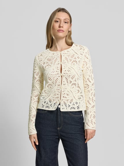 Frauenmodel trägt Strickjacke mit Rundhalsausschnitt und Knopfleiste von Emporio Armani aus Baumwoll-Mix, Slim-Fit, cremefarben, Lochstrick, Ganzkörperansicht von vorne.