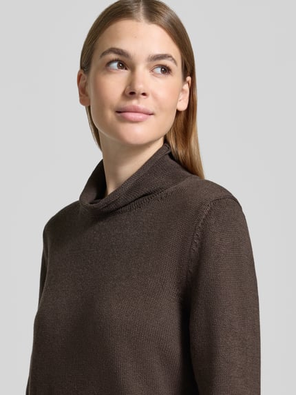 Frauenmodel trägt Turtleneck aus reiner Baumwolle von MARC O'POLO in Braun, unifarben, Strukturmuster, Strickoptik, Nahaufnahme Oberkörper
