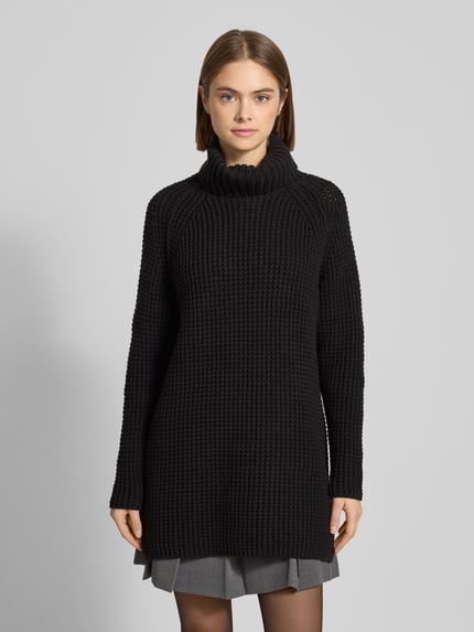 Frauenmodel trägt Regular Fit Rollkragenpullover aus Baumwoll-Mix von Marc O'Polo Denim, schwarz, Grobstrick, Ganzkörperansicht von vorne.