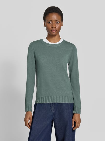 Frauenmodel trägt Strickpullover aus Viskose-Mix von VILA, taillierte Passform, gerippte Abschlüsse, grün, Ganzkörperansicht von vorne.