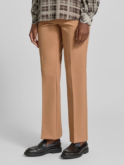Frauenmodel trägt Weite Hose mit Viskose-Anteil Modell 'AUGUST' von Betty Barclay in Camel, glatte Struktur, Nahaufnahme Unterkörper, Damen Weite Hose von Betty Barclay.
