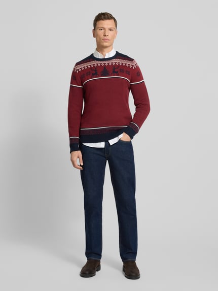 Männermodel trägt Gebreide pullover met ribboorden van Lindbergh in katoenmix, regular fit, ronde hals, kleur rood, geheel van voren.
