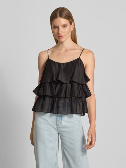 Frauenmodel trägt Regular Fit Top aus Lyocell-Mix von JAKE*S STUDIO WOMAN in Schwarz mit Rüschenbesatz und Spaghetti-Träger, Ganzkörperansicht von vorne. Rückenlänge 35 cm bei Größe 36.