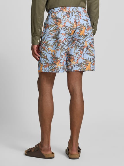 Männermodel trägt Regular Fit Shorts aus Lyocell-Baumwoll-Mix von Armedangels, Optik:Allover-Muster, Bundabschluss: elastisch, Ganzkörperansicht Rückansicht.