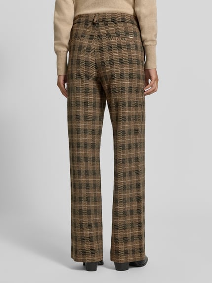 Frauenmodel trägt Weite Hose mit Viskose-Anteil Modell 'MAINE' von Brax mit braunem Karo-Muster, Damen Weite Hose, Ganzkörperansicht Rückansicht.