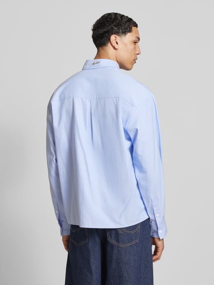 Männermodel trägt Regular Fit Freizeithemd mit Motiv-Stitching von ANOTHER COTTON LAB, hellblau, Baumwoll-Mix, Rückenansicht Ganzkörperansicht.