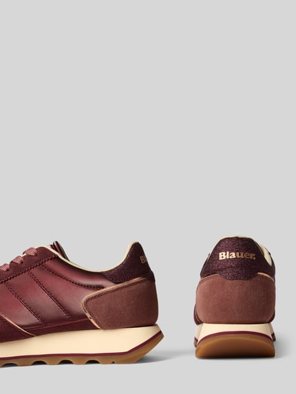 Produktfoto, Sneaker aus Leder-Mix mit Logo-Detail von Blauer USA, abgerundete Passform, Schnürverschluss, profilierte Sohle, bordeauxfarbene Töne, verschiedene Leder-Texturen, Absatzhöhe 4 cm, Schafthöhe und Schaftweite 9 cm, neutraler Hintergrund.