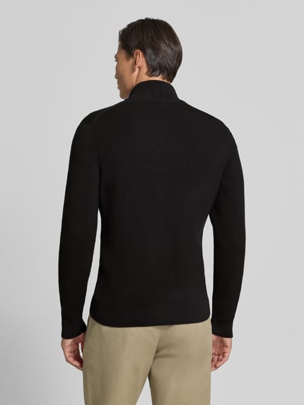 Männermodel trägt Strickjacke mit Stehkragen Modell 'LEVI' von MCNEAL, Schwarz, Baumwoll-Mix, gerader Schnitt, Ganzkörperansicht Rückansicht.