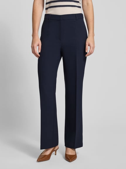 Frauenmodel trägt Hose mit Bügelfalten von s.Oliver BLACK LABEL in Unifarben, Viskose-Mix mit Stretch-Anteil, Gerader-Schnitt, Nahaufnahme Oberkörper.