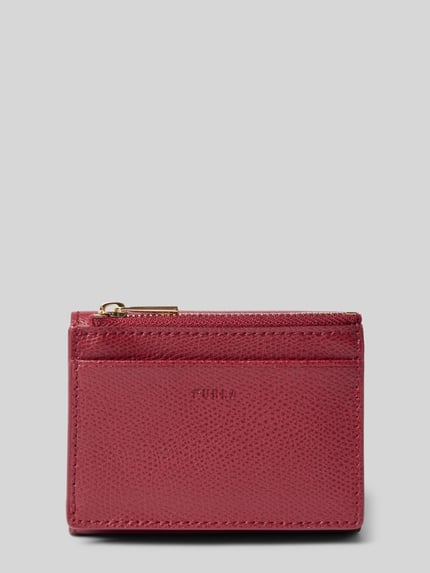 Produktfoto, Portemmonaie und Kartenetui im Set aus Leder Modell 'IRIDE' von FURLA in Rot mit Strukturmuster, Detailansicht, Münzfach sowie Steck- und Kartenfächer.