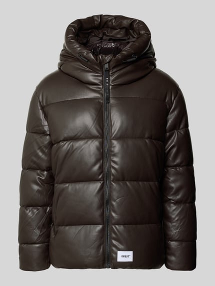 Produktfoto, gewatteerd jack met capuchon Model 'COEN 2' van khujo in donkerbruin, regular fit, met ritssluiting en labeldetail, heren, Ruglengte maat M 72 cm, schouderbreedte 55 cm, borstwijdte 61 cm, mouwlengte 62 cm.