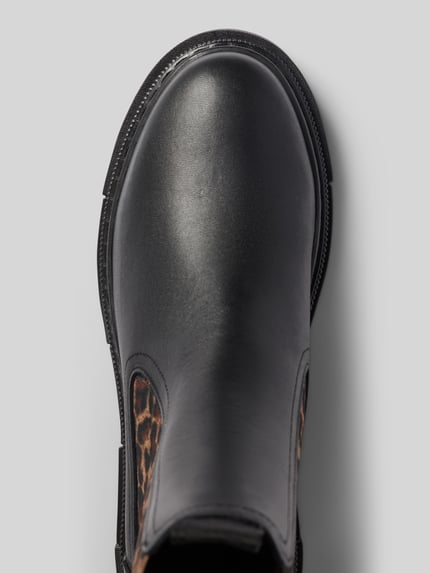Produktfoto, Chelseas aus echtem Rindsleder von Tamaris, schwarze Oberfläche, runde Form, seitliche Leo-Textur, Damen Chelseas von Tamaris