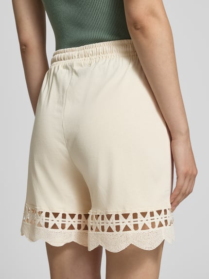 Vrouwenmodel draagt Regular Fit Shorts uit puur katoen model 'GABBY' van Vero Moda, look: effen, boord elastisch, jersey materiaalverwerking, detailopname achteraan.