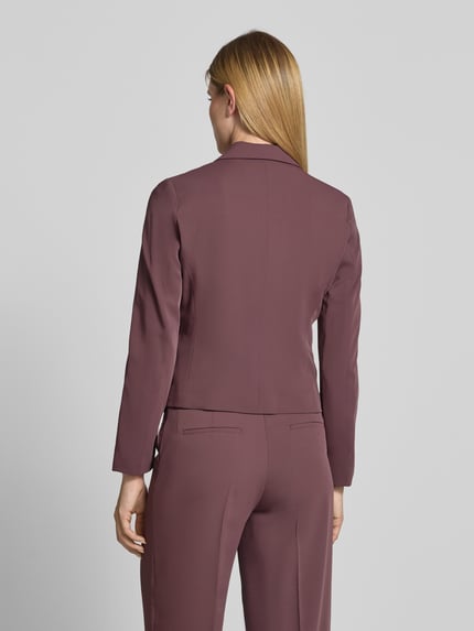 Frauenmodel trägt Blazer mit angedeuteten Leistentaschen von Christian Berg Woman Selection in Altrosa, Material-Mix mit Stretch-Anteil, Taillierter Schnitt, Reverskragen, Knopfverschluss, Rückenlänge bei Größe 36: 54 cm, Brustweite: 45 cm, Ärmellänge: 63 cm, Ganzkörperansicht Rückansicht.