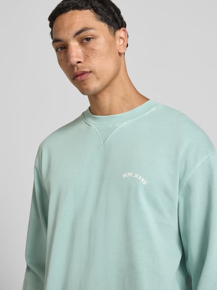Männermodel trägt regular fit sweatshirt aus pure katoen model 'JOHN CREW' van Pepe Jeans in lichtgroen, Nahaufnahme bovenlichaam, heren sweatshirt.