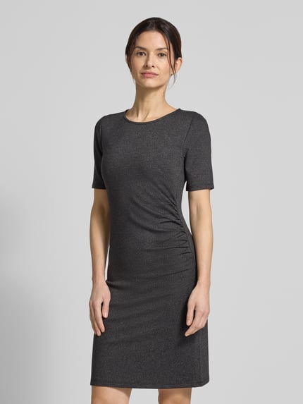 Vrouwenmodel draagt knielange jurk uit viscosemix met stretch van GUIDO MARIA KRETSCHMER WOMAN, model 'CHARLIE', slim fit, ronde hals, halve mouw, antracietkleur, gladde textuur, lichaamslengte vooraan.