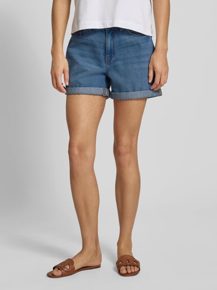 Vrouwenmodel draagt Regular Fit Shorts im 5-Pocket-Design Modell 'Miley' van Noisy May, puur katoen, blauw, knoop- en ritssluiting, Ganzkörperaanzicht van voren.