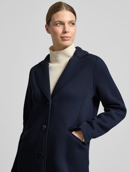 Vrouwenmodel draagt Mantel met Kapuze und Pattentaschen van Christian Berg Woman Selection in donkerblauw materiaalmix met viscose, regular fit, knoopsluiting, klepzakken, capuchon met tunnelkoord, nahaufnahme bovenlichaam. Ruglengte maat 36: 88 cm, schouderbreedte: 45 cm, borstwijdte: 50 cm, mouwlengte: 57 cm.