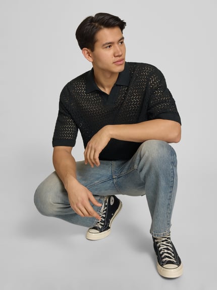 Männermodel trägt Regular Fit Poloshirt aus Baumwoll-Mix Modell 'NYLE' von Only & Sons in Strickoptik mit Strukturmuster, Ganzkörperansicht von vorne.