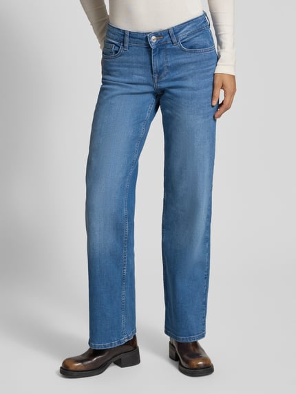 Vrouwenmodel draagt Wide Leg Jeans uit katoenmix model 'JUDY' van Only, melange denim, blauwe kleur, 5-pocket, detailopname voorkant.